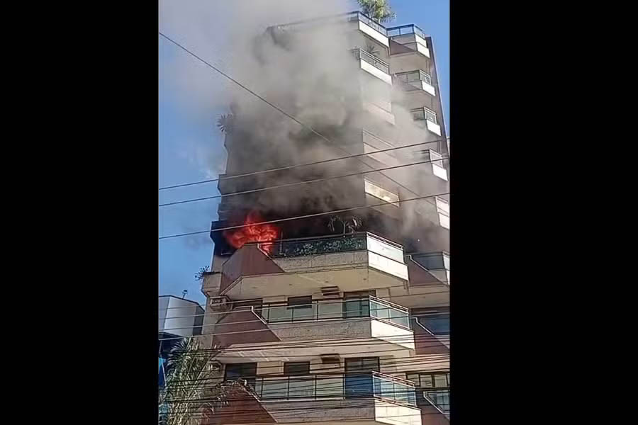 Prédio atingido por incêndio é parcialmente liberado em Santo Antônio de Pádua-RJ