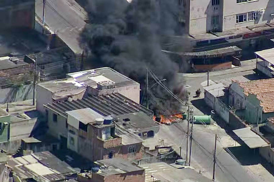 Repórter cinematográfico é agredido por traficantes na Zona Oeste do Rio durante operação policial