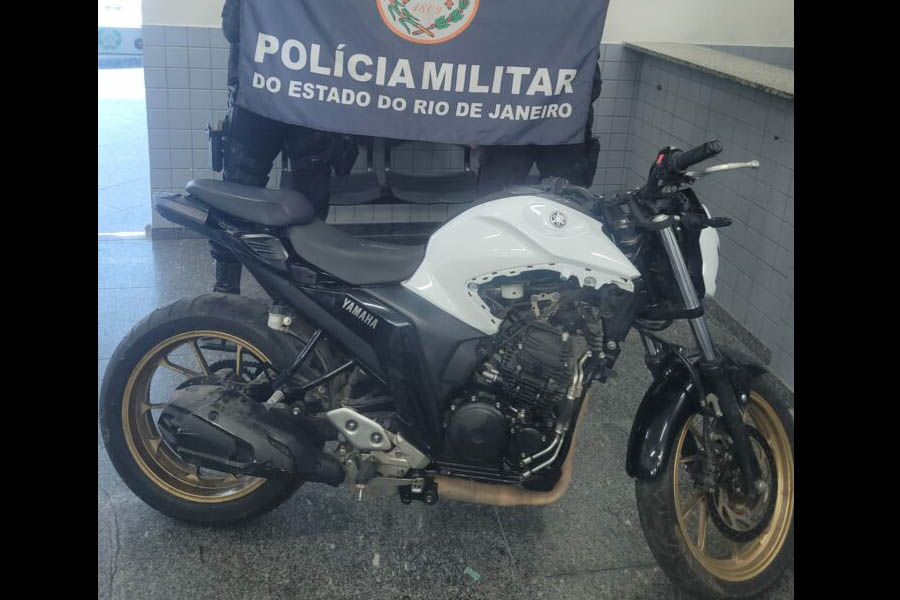 Moto é recuperada pela PM em área de mata em Campos dos Goytacazes-RJ