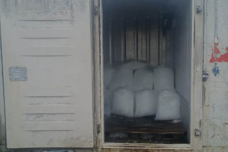 Depósito de gelo é interditado em fiscalização contra o metanol em Rio das Ostras-RJ