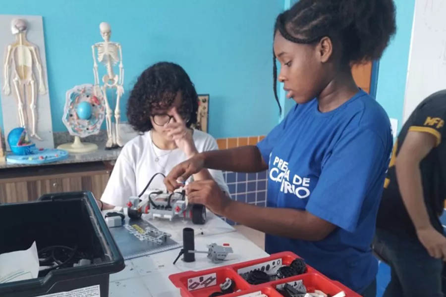 Cabo Frio-RJ encerra ciclo anual da robótica com entregas de certificados