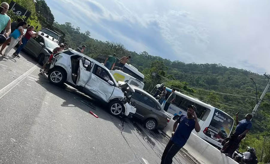 Engavetamento com 18 veículos interdita a RJ-106 em Maricá-RJ