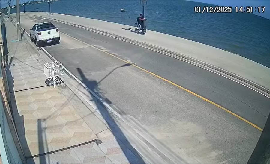 Jovem fica ferido após derrubar poste com patinete elétrica em Araruama-RJ