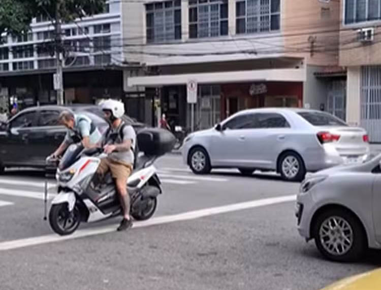 Lutador atravessa moto no sinal para ajudar idoso a cruzar faixa na Tijuca na Zona Norte do Rio