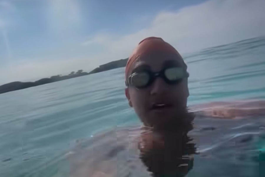 Jovem recorre à internet para localizar dono de aparelho achado submerso em praia de Cabo Frio-RJ