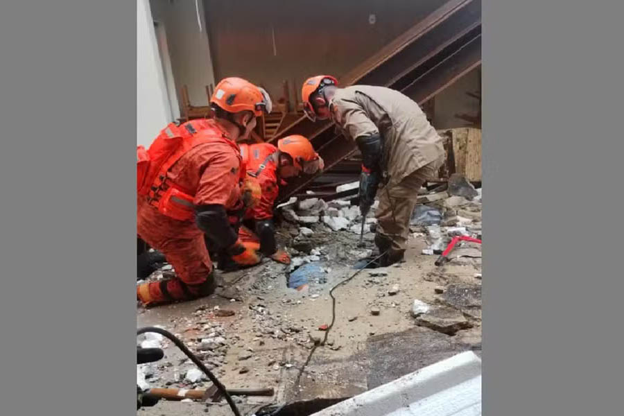 Mulher é resgatada depois de ficar quatro horas presa sobre escombros em Cabo Frio-RJ