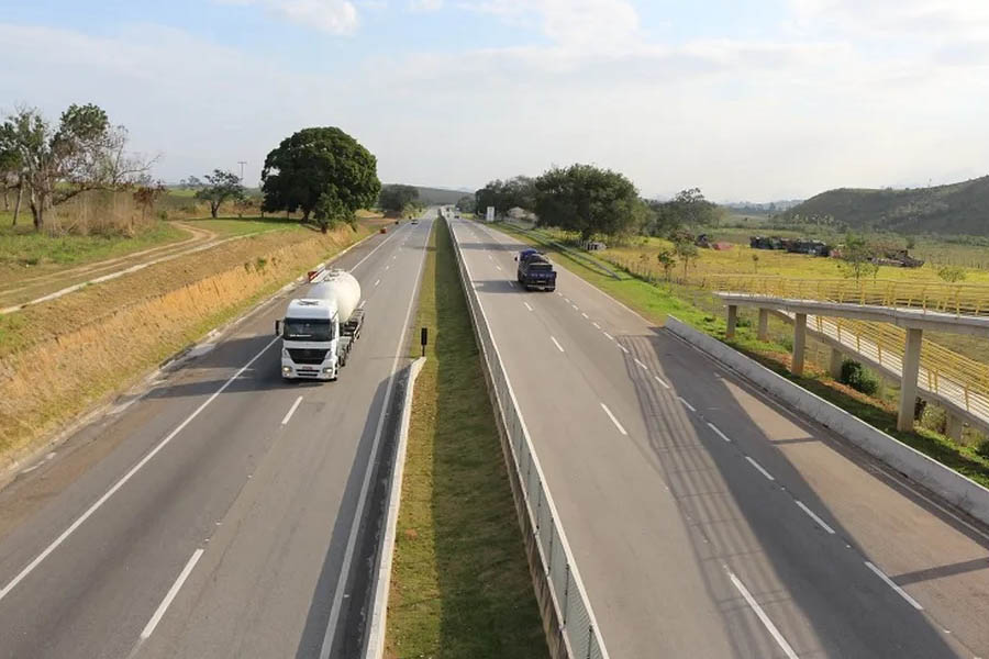 Colisão entre carro e carreta resulta em morte em Campos dos Goytacazes-RJ