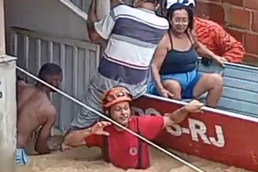 Bombeiros resgatam moradores de barco após alagamentos em Rio Bonito e Silva Jardim-RJ