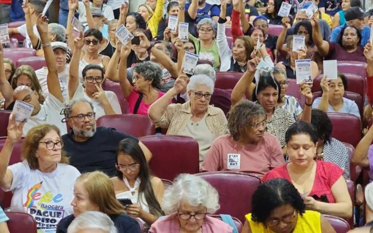 Professores da rede estadual do RJ param e seguem em estado de mobilização