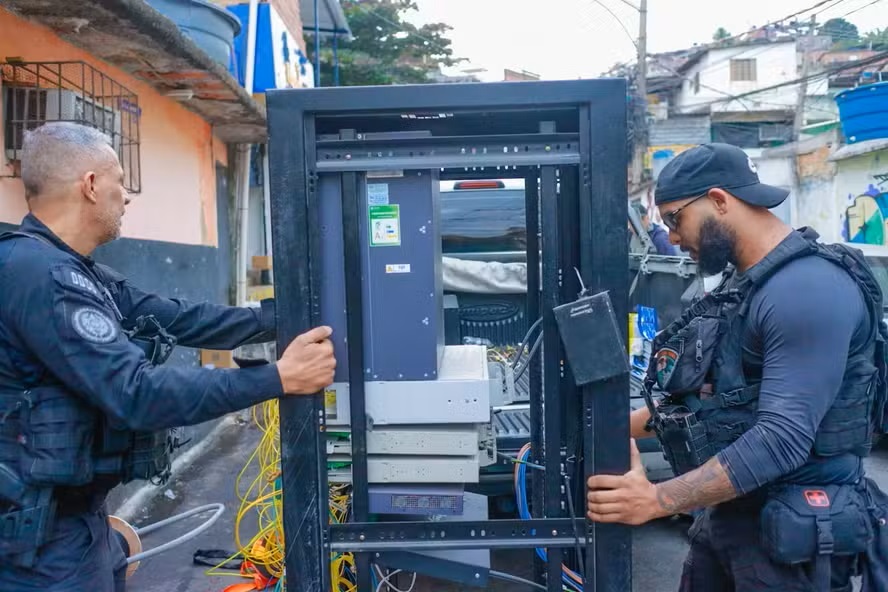 Internet sob controle criminoso: exploração ilegal de conexão já afeta 37 cidades fluminenses em meio a conflito entre traficantes e milicianos